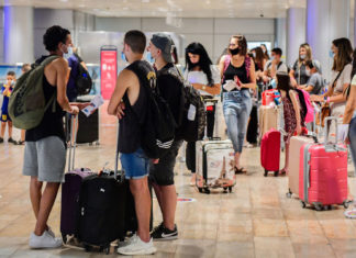 Studiu: vara trecută, călătorii au avut rolul principal în declanșarea celui de-al doilea val de Covid în Europa