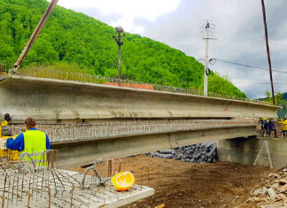 Cu banii rezultați din salariile a 80 de bugetari disponibilizați, Ilie Bolojan a finanțat un pod peste Crişul Repede