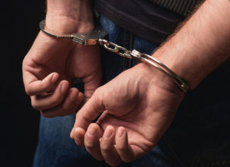 Primărița unei comune din Bihor și soțul ei, reținuți pentru 24 de ore după ce ar fi bătut și desfigurat un fost procuror cu cleștele de tăiat lanțuri