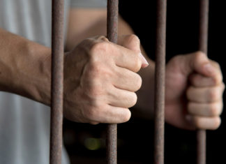 Deținutul care și-a incendiat celula în Penitenciarul Oradea a murit la spital