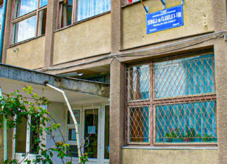 Părinții elevilor de la o școală din Oradea amenință cu proteste, după ce copiii au fost împărțiți cu program de zi și program de după-masa, sălile de clase fiind insuficiente