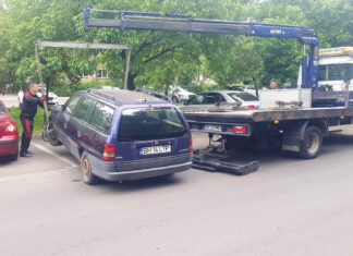 Mașină abandonată, ridicată de pe domeniul public