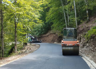 Se toarnă stratul de uzură între Coada Lacului și Stâna de Vale