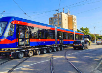 Oradea își modernizează flota: al patrulea tramvai nou a ajuns în oraș