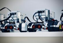 Coding Hub Oradea se deschide pe 12 septembrie. Lecții gratuite de programare și robotică pentru copii Copii participând la activități de programare și robotică