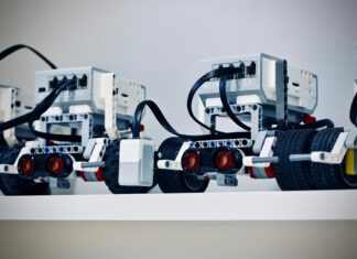 Coding Hub Oradea se deschide pe 12 septembrie. Lecții gratuite de programare și robotică pentru copii Copii participând la activități de programare și robotică