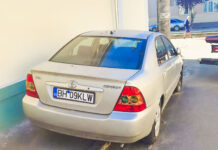 Toyota abandonată pe o stradă din Oradea, ridicată de Poliția Locală. Proprietarul are 10 zile să o recupereze